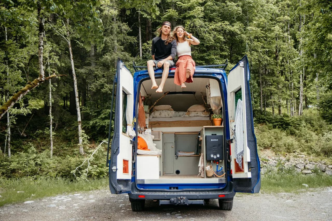 Ruben und Carmen sitzen auf einem Bus.